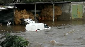 Une voiture engloutie par les eaux à Porticcio, en Corse, le 21 décembre 2019.