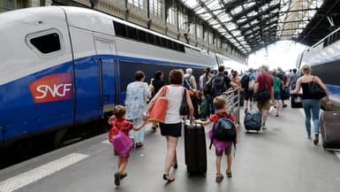 Des voyageurs sur un quai s'apprêtant à monter à bord d'un train à la Gare de Lyon, à Paris, le 3 août 2013 (photo d'illustration).