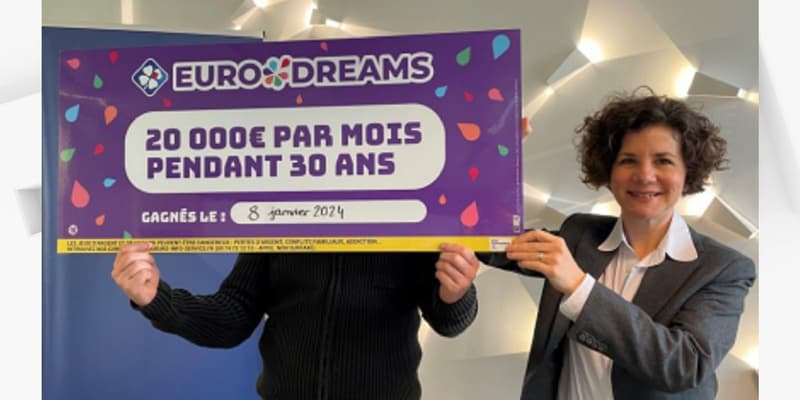 Le gagnant de l'EuroDreams, habitant des Côtes d'Armor et Isabelle Cesari, Responsable accompagnement et expérience gagnants de FDJ.