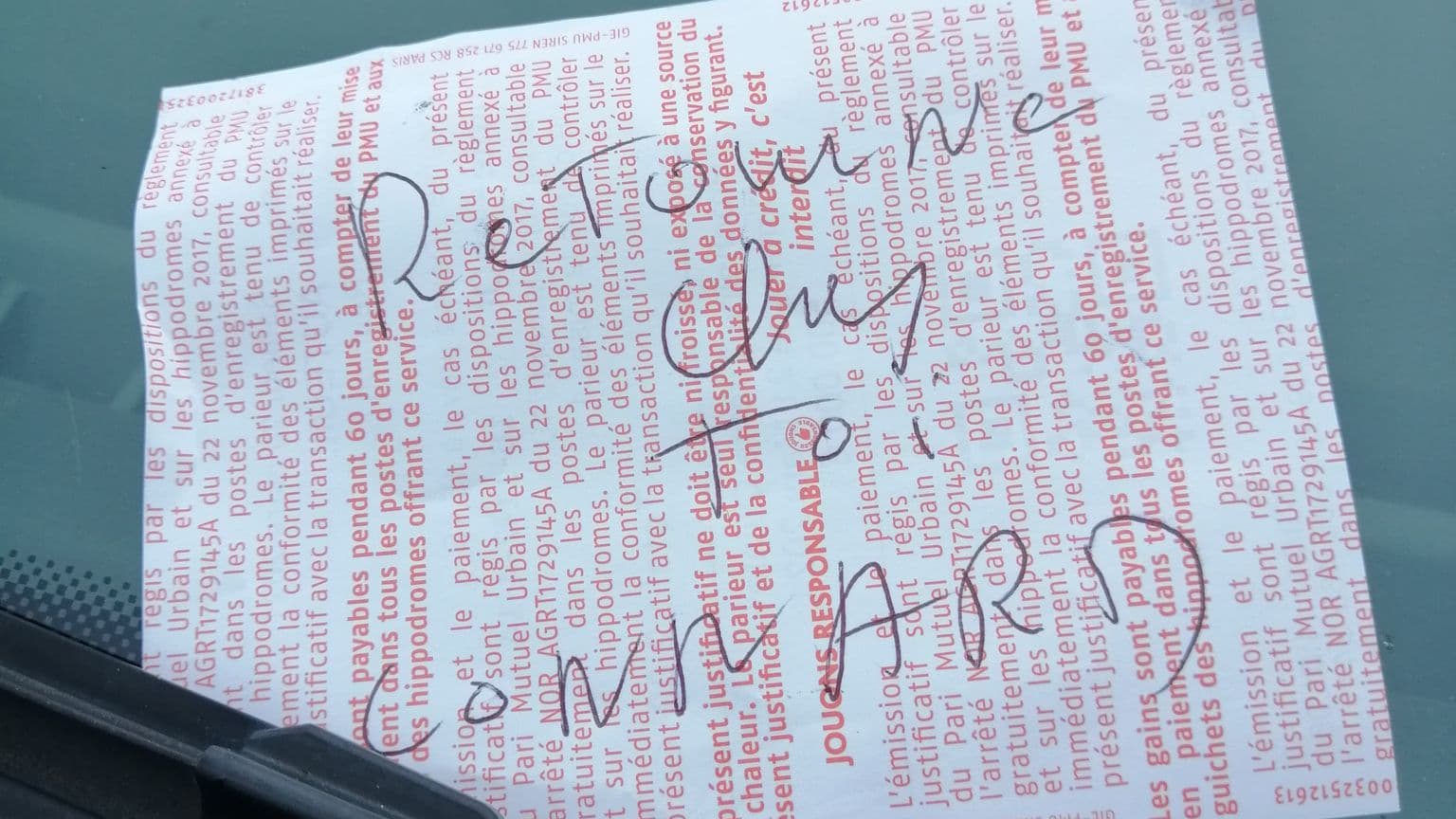 Jules et ses parents ont découvert ce message insultant sur le pare-brise de leur voiture.
