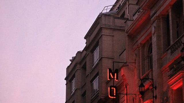 Le théâtre Mogador à Paris. (illustration)