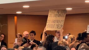 Des greffiers en colère ont accueilli Éric Dupond-Moretti avec des pancartes et en lui tournant le dos ce mardi à Lyon.