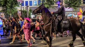 Des policiers israéliens à cheval tentent de disperser les personnes rassemblées pour une manifestation organisée par les familles des otages israéliens 