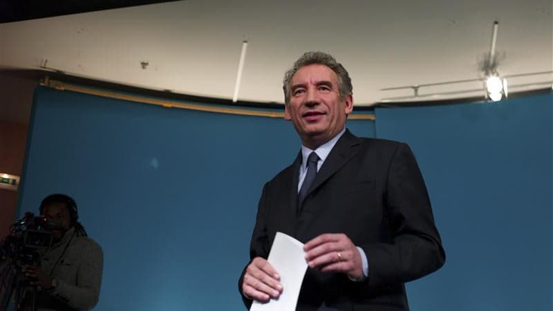 L'ex-candidat centriste François Bayrou demande dans une lettre à Nicolas Sarkozy et François Hollande des "mesures crédibles" pour le redressement financier de la France, jugeant leurs projets respectifs insoutenables économiquement. /Photo prise le 22 a