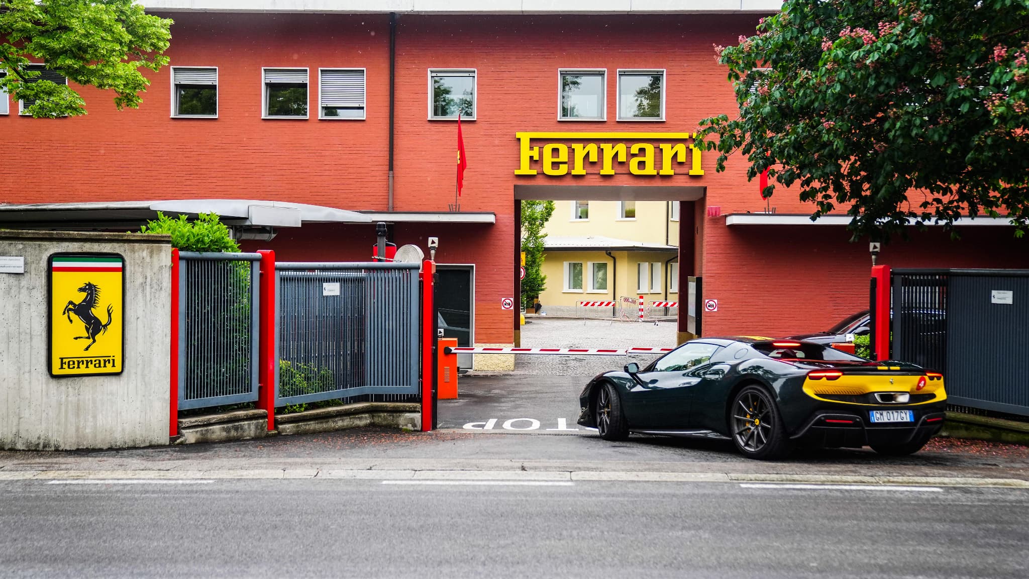 L'entrée historique de l'usine Ferrari à Maranello, le 15 mai 2024