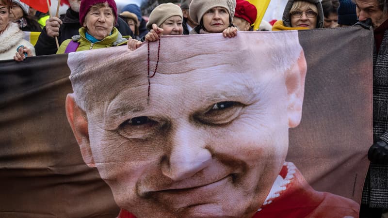 Manifestation à Varsovie, en Pologne, pour le pape Jean-Paul II, le 2 avril 2023