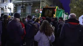 Le dépôt de camions-bennes d'Aubervilliers est bloqué par des manifestants le 27 mars 2023.