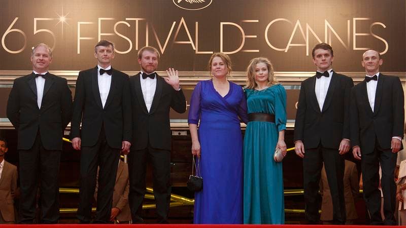 Le réalisateur Sergueï Loznitsa (2e en partant de la gauche) et les acteurs de son film "Dans la brume" à l'entrée du Palais des festivals. Cette histoire simple et tragique d'une terrible méprise se déroulant en Biélorussie durant la Seconde Guerre mondi
