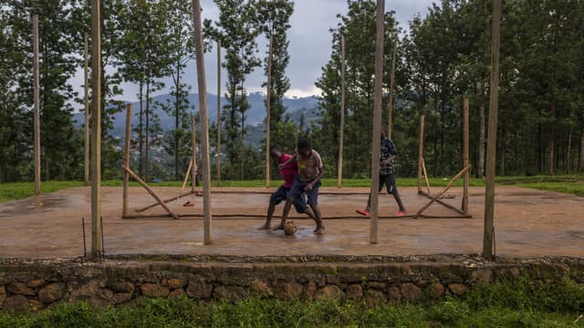 Des enfants jouent au football à Butembo, en République démocratique du Congo