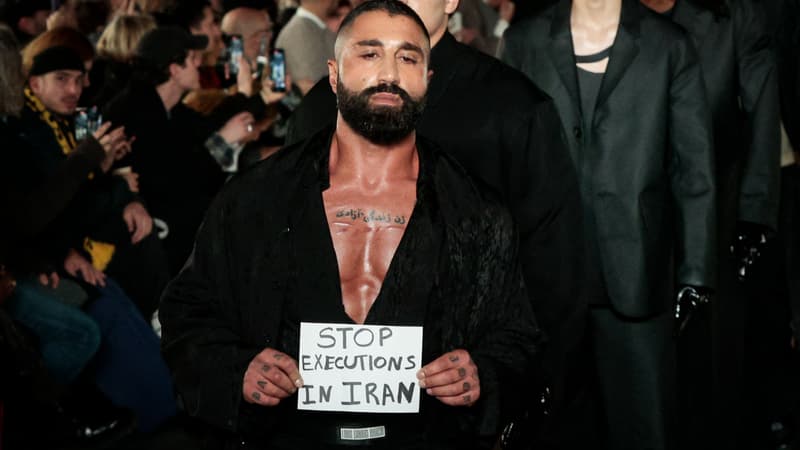 « Arrêtez les exécutions en Iran »: un mannequin brandit une pancarte pendant un défilé de la Fashion Week de Paris
