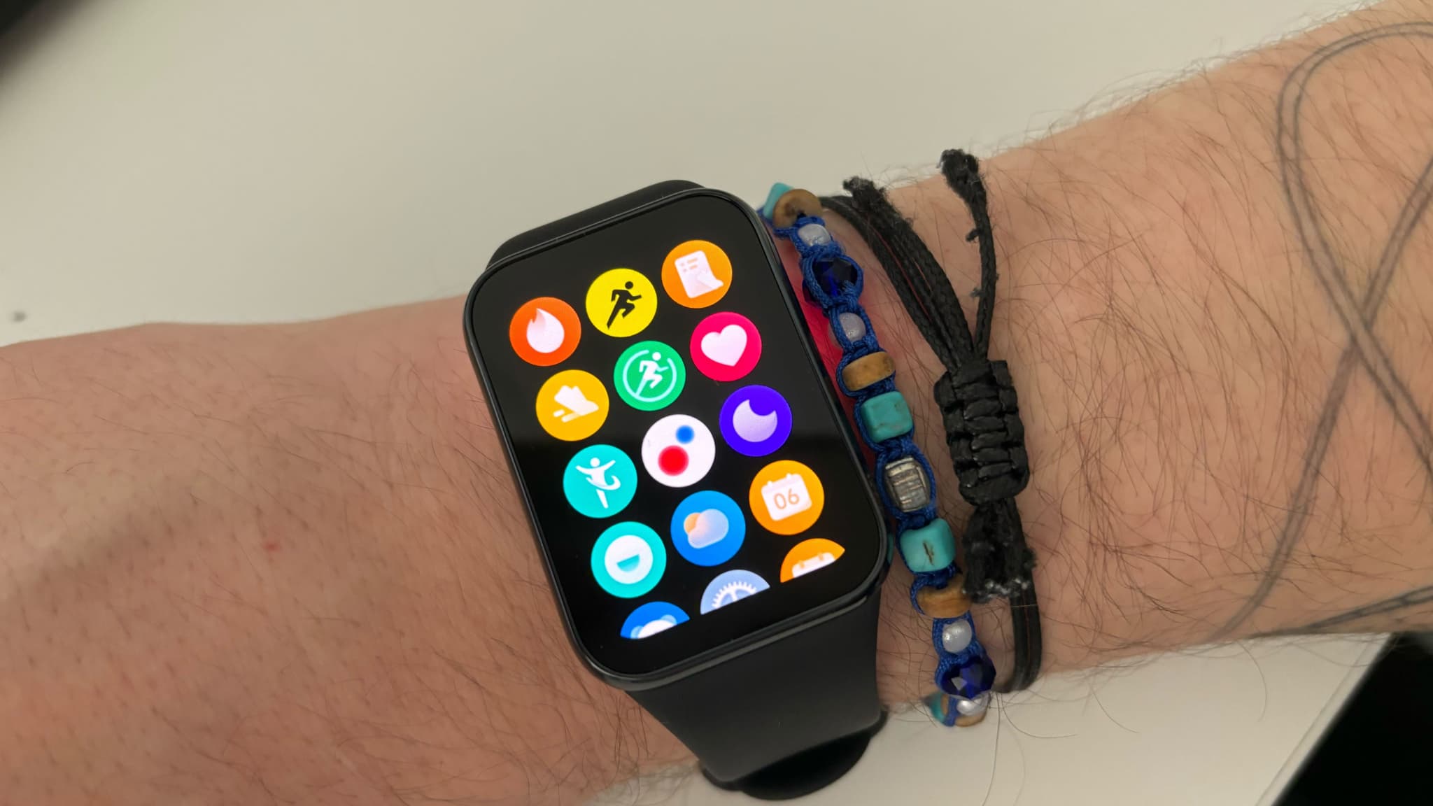 Un large écran AMOLED permet une visibilité maximale.