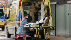 Un infirmier pousse le brancard d'une femme à l'intérieur de l'hôpital de Burgos (Espagne), le 21 octobre 2020