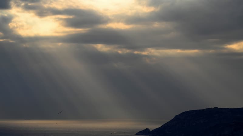 Image d'illustration - Le soleil faisant une percée derrière des nuages le 10 novembre 2021 à Marseille