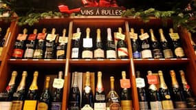 En nombre de bouteilles produites, le mousseux italien a dépassé le champagne français pour la première fois en 2010. /Photo d'archives/REUTERS/Charles Platiau