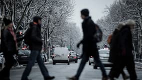 Des piétons traversent une rue de Paris, le 7 février 2018. 