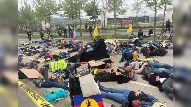 Des dizaines de défenseurs de l'environnement ont mené des actions mardi 26 avril pour dénoncer l'artificialisation des sols à Saclay (Essonne).