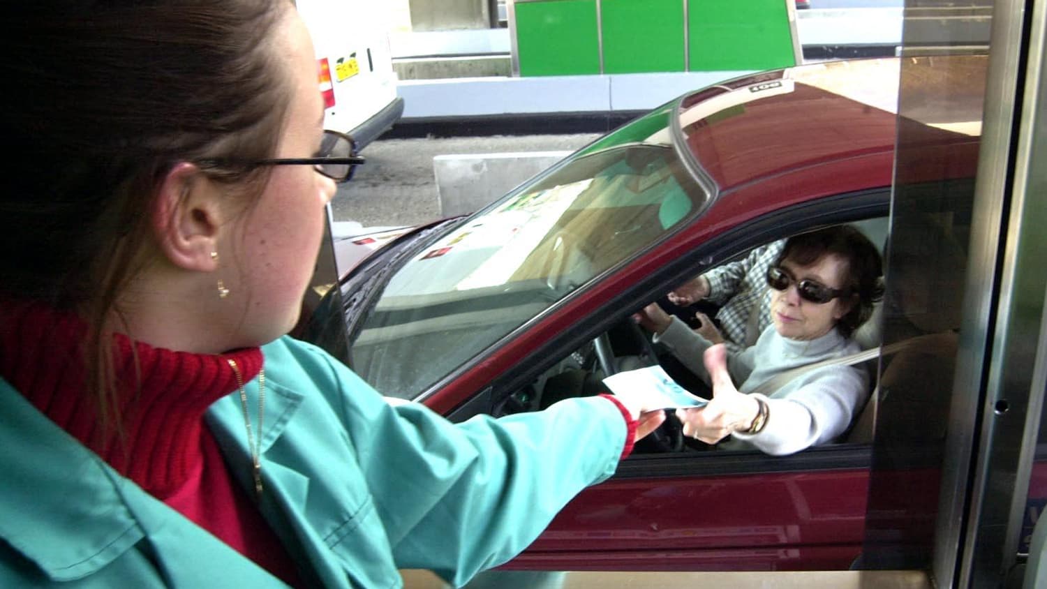 Une caissière remet à une automobiliste, le 12 mars 2003 au péage de Voreppe, une fiche lui indiquant sa vitesse moyenne sur la portion d'autoroute qu'elle a empruntée. Cette opération, mise en place uniquement dans le sens Lyon-Grenoble jusqu'au 15 mars prochain, vise à sensibiliser les conducteurs aux excès de vitesse. Une caissière remet à une automobiliste, le 12 mars 2003 au péage de Voreppe, une fiche lui indiquant sa vitesse moyenne sur la portion d'autoroute qu'elle a empruntée. Cette opération, mise en place uniquement dans le sens Lyon-Grenoble jusqu'au 15 mars prochain, vise à sensibiliser les conducteurs aux excès de vitesse.
