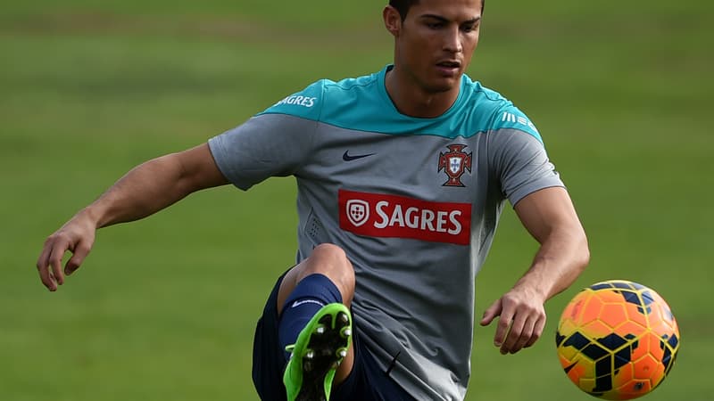 500 personnes ont attendu et acclamé Ronaldo aux abords de son hôtel, en France.