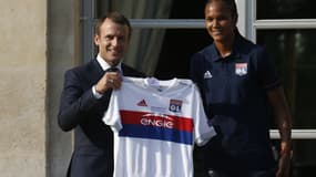 Emmanuel Macron et Wendie Renard, à l'Élysée le 20 juin 2017