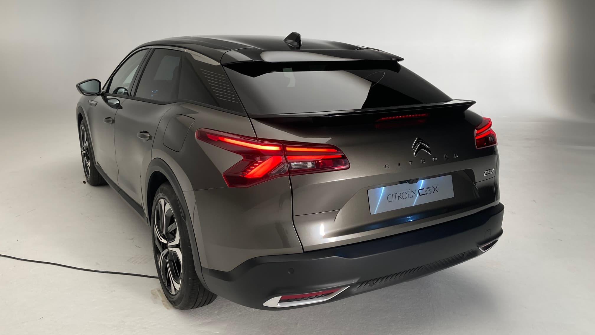 Au-delà des ruptures stylistiques, la nouvelle grande routière de Citroën rompt aussi avec la culture du diesel. Elle ne sera proposée qu’avec des motorisations essence et l’hybride rechargeable doit être le coeur de la gamme et des ventes. Au-delà des ruptures stylistiques, la nouvelle grande routière de Citroën rompt aussi avec la culture du diesel. Elle ne sera proposée qu’avec des motorisations essence et l’hybride rechargeable doit être le coeur de la gamme et des ventes.
