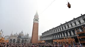 Dans une robe bouffante orange au col relevé de brillants, Irene Rizzi, 19 ans, s'est élancée au-dessus de la foule pour le traditionnel "saut de l'ange" du carnaval de Venise, le 31 janvier 2016.