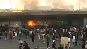 Les manifestants sous le périphérique parisien ce mardi soir.