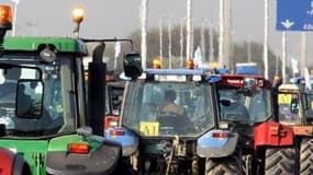 Quelque 10.000 céréaliers, certains juchés sur plus d'un millier de tracteurs, sont arrivés sur les grands axes parisiens pour manifester leur angoisse devant la chute de leurs revenus. /Photo prise le 27 avril 2010/REUTERS/Pascal Rossignol