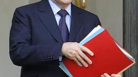 François Fillon a annoncé jeudi soir une croissance économique au premier trimestre supérieure à 0,8% et a maintenu la prévision du gouvernement de 2% pour 2011, sans exclure une révision à la hausse ultérieurement. /Photo prise le 23 mars 2011/REUTERS/Be