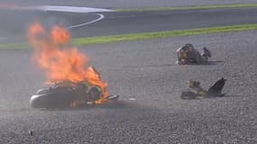 La moto de Bezzecchi en feu