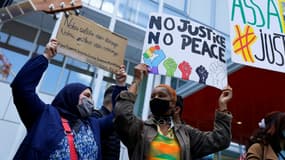Le collectif "La Vérité pour Adama", lors d'une marche le 7 mai 2021 devant le palais de justice de Paris pendant le procès en diffamation d'Assa Traoré.