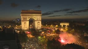 Mardi 10 juillet, des milliers de personnes se sont retrouvées sur les Champs-Élysées pour fêter la qualification des Bleus.