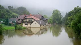Une maison du village de Velike Malence, dans le sud-est de la Slovénie, touché par une inondation le 5 août 2023