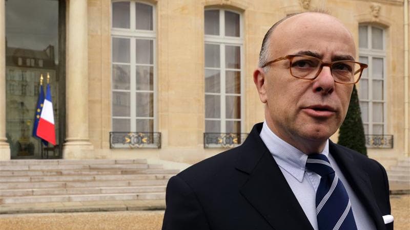 Bernard Cazeneuve s'est inscrit mercredi dans la continuité de Jérôme Cahuzac mais aura très peu de temps pour se glisser dans la peau du manieur de scalpel que le ministre démissionnaire du Budget avait su incarner, y compris auprès de l'opposition. /Pho