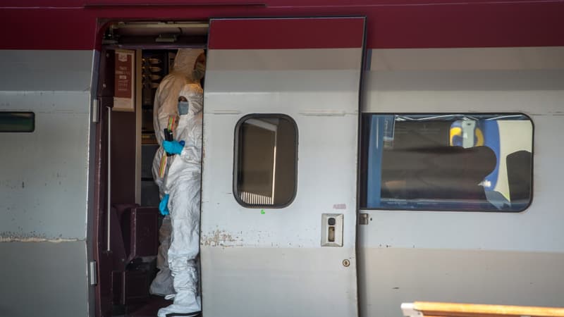 Des enquêteurs de la police judiciaire lors d'une reconstitution de l'attaque du Thalys, le 22 août 2015 à Arras