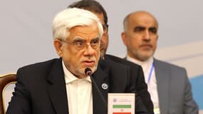 Le premier vice-président iranien Mohammad Reza Aref s'exprime lors du troisième Forum économique de la Caspienne à Téhéran, le 18 février 2025.