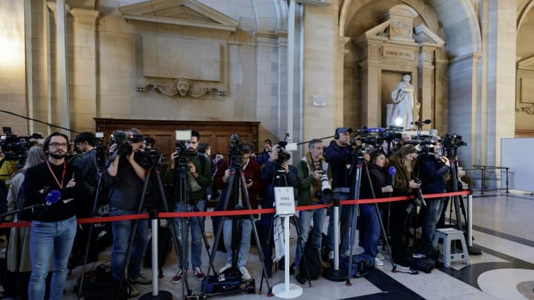 Des journalistes attendent de pouvoir entrer dans la salle où va se tenir le procès de l'affaire Samuel Paty au palais de justice de Paris, le 4 novembre 2024