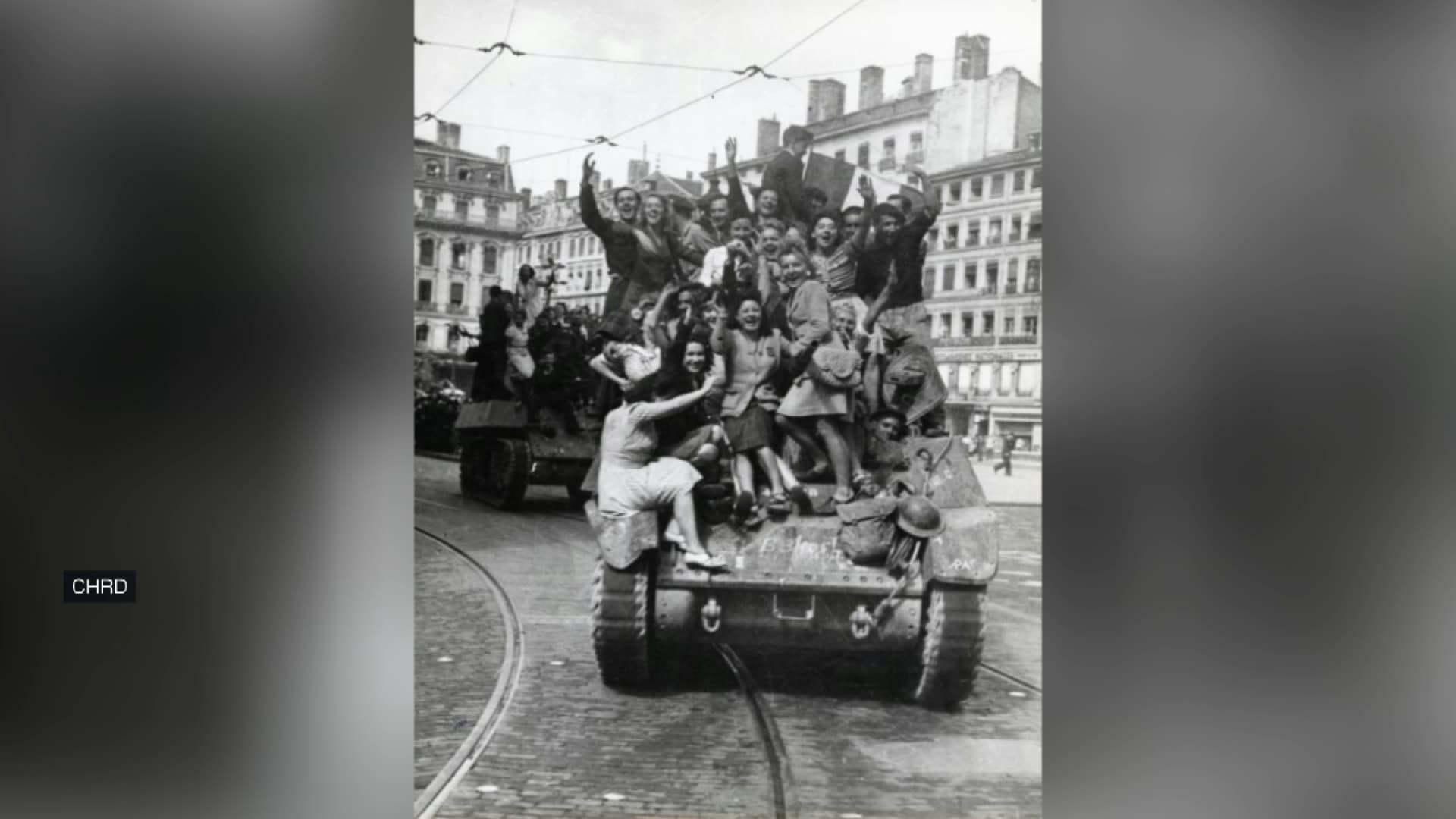 Des Lyonnais rassemblés sur un char lors de l'arrivée des soldats français et américains le jour de la Libération de Lyon, le 3 septembre 1944.
