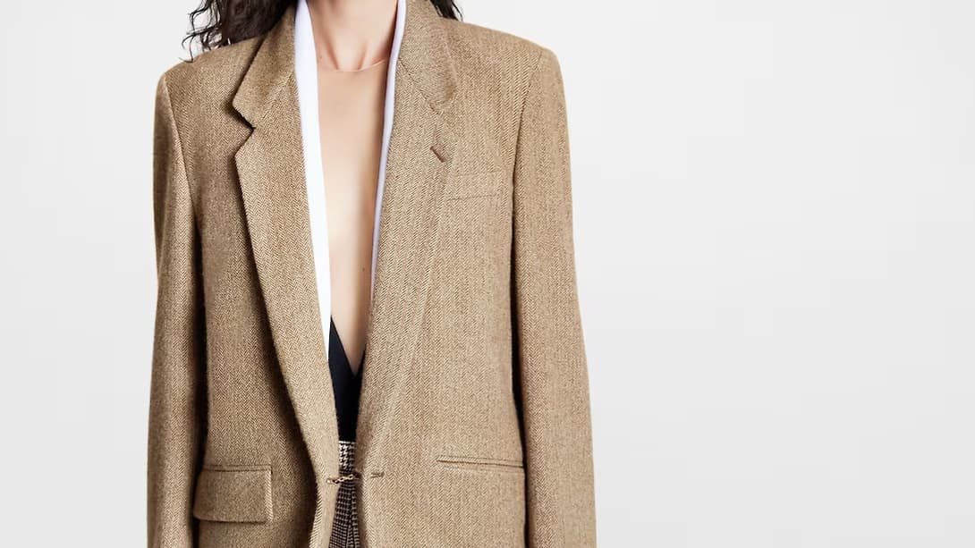 Le blazer ample col foulard Louis Vuitton. Le blazer ample col foulard Louis Vuitton.