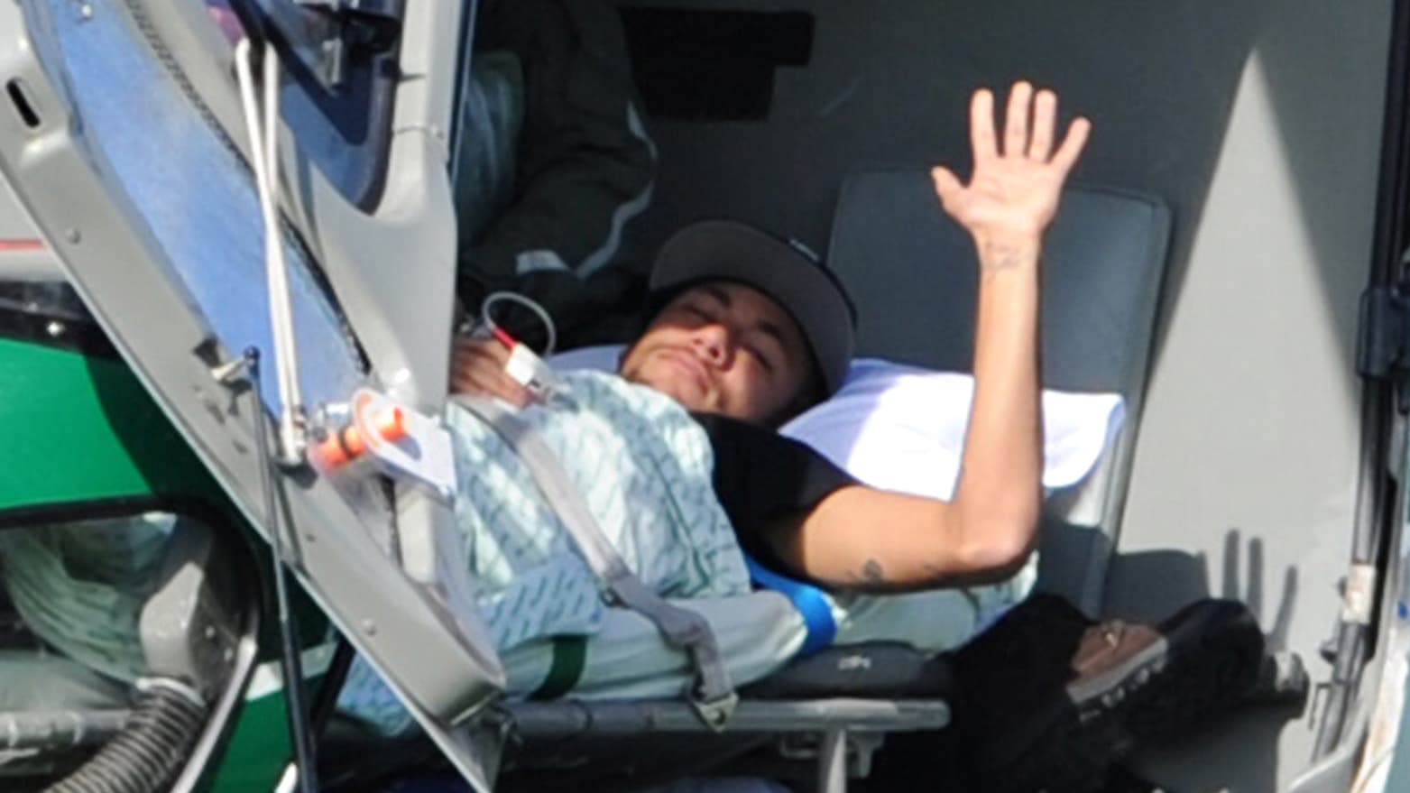 Neymar dans l'hélicoptère médical chargé de le ramener chez lui, le 5 juillet. Neymar dans l'hélicoptère médical chargé de le ramener chez lui, le 5 juillet.