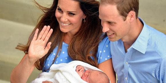 Le prince William et la princesse Kate, après la naissance de leur enfant George.