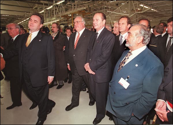 Le chancelier allemand Helmut Kohl, le président de la république Jacques Chirac et le patron de Swatch, Nicolas Hayek, visitent l'usine de fabrication Smart à Hambach lors de son inauguration le 27 octobre 1997.