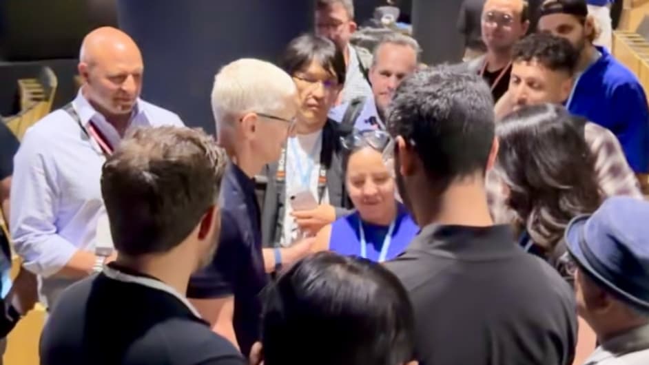 Tim Cook avec la presse lors de la WWDC 26 Tim Cook avec la presse lors de la WWDC 26