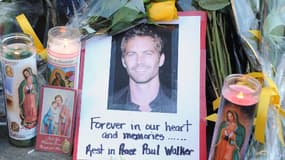 Un mémorial a été improvisé sur les lieux de l'accident qui a coûté la vie à l'acteur Paul Walker samedi.