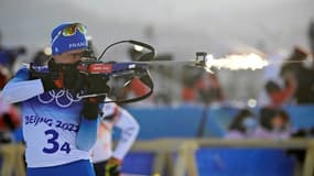 Le biathlète français Quentin Fillon-Maillet, sur le pas de tir, lors du relais mixte, le 5 février 2022 dans le stade de ski de fond de Zhangjiakou 