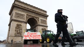 Des tracteurs sont garés devant l'Arc de Triomphe lors d'une manifestation d'agriculteurs, le 8 janvier 2026 à Paris 