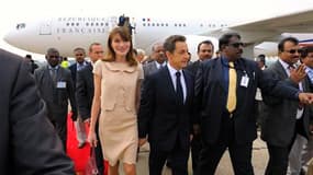 Le couple présidentiel français à son arrivée à Bangalore. Nicolas Sarkozy est arrivé samedi en Inde pour une visite de quatre jours à fort contenu commercial, même si les priorités de la présidence française du G20 seront aussi au menu de ses entretiens