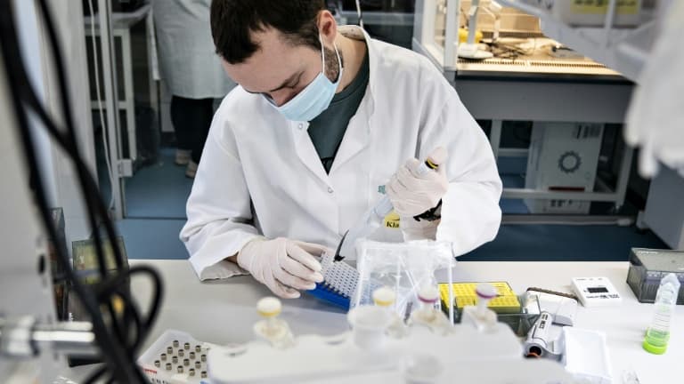 Un chercheur analyse des échantillons pour étudier le variant anglais du coronavirus à l'université d'Aalborg, au Danemark, le 15 janvier 2021