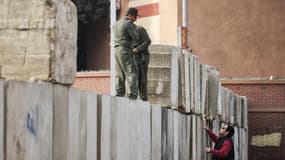 L'armée a construit de murs faits de blocs de béton autour du palais présidentiel, après les événements de la semaine dernière.