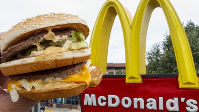 McDonalds France l'assaut des pailles en plastique.