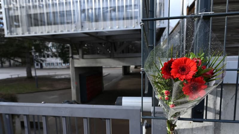 Un bouquet de fleurs déposé devant le collège Louis-Armand où était scolarisé Lucas à Golbey.